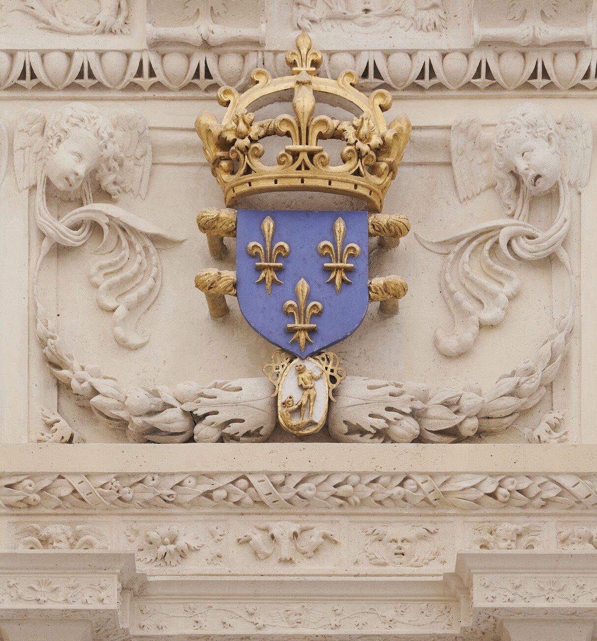 Chapelle du château de Villers-Cotterêts - détails de la frise et du retable