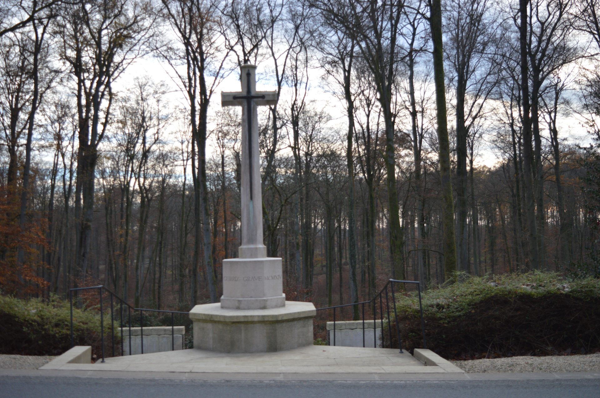 guards grave cemetery